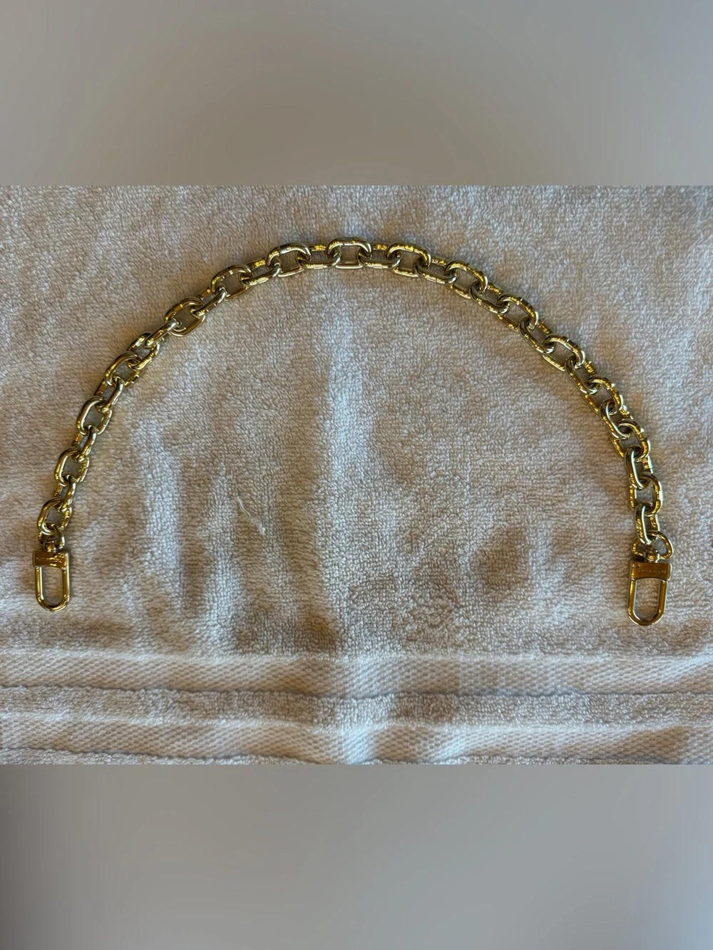 Authentic Louis Vuitton Pochette Métis East West gold chain.